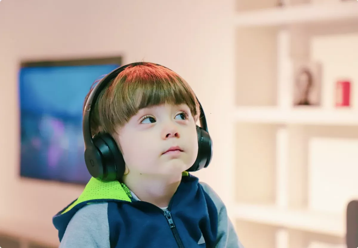 Photo d'un petit garçon avec un casque sur les oreilles