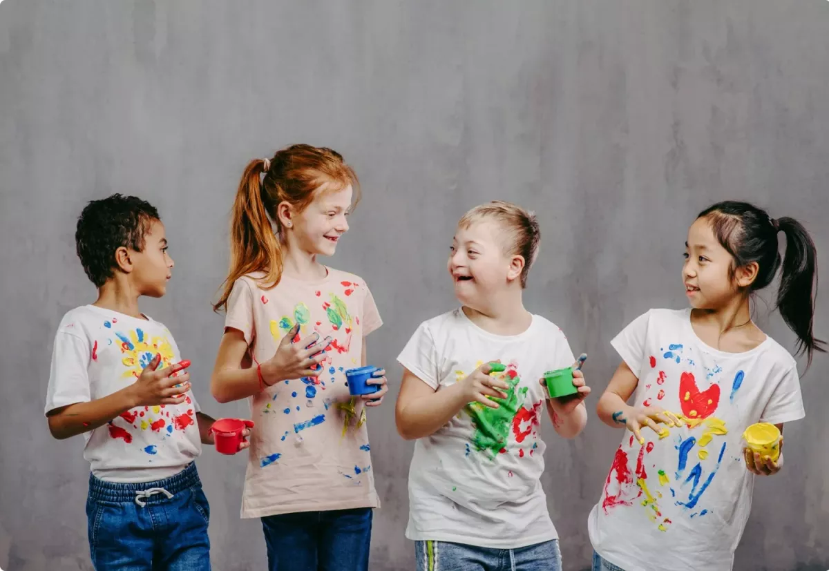 Illustration d'enfants différents et heureux ensemble