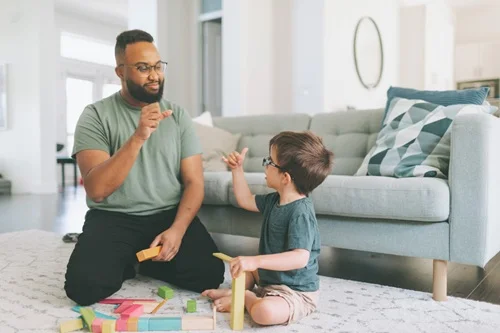 Un papa signe avec son enfant